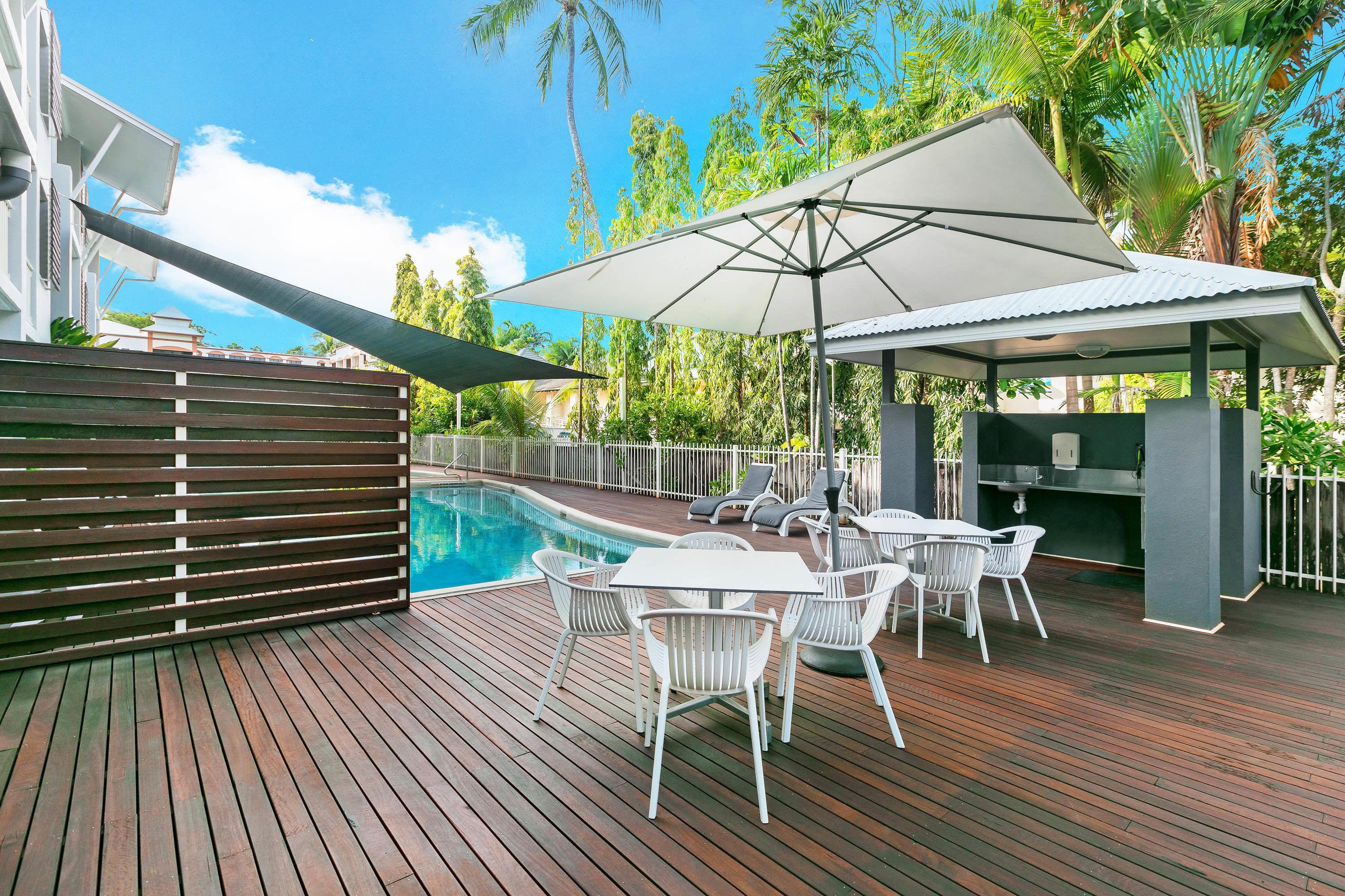 4 outdoor pools, pool loungers