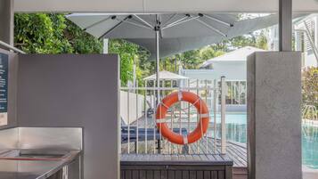 4 outdoor pools, pool loungers