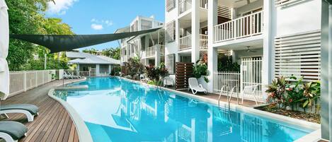 4 outdoor pools, pool loungers