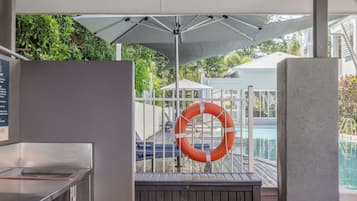 4 outdoor pools, pool loungers