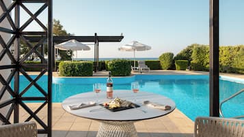 Inomhuspool, 2 utomhuspooler, parasoller och solstolar