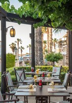 6 restaurantes; se sirve desayuno, almuerzo y cena; cocina mediterránea