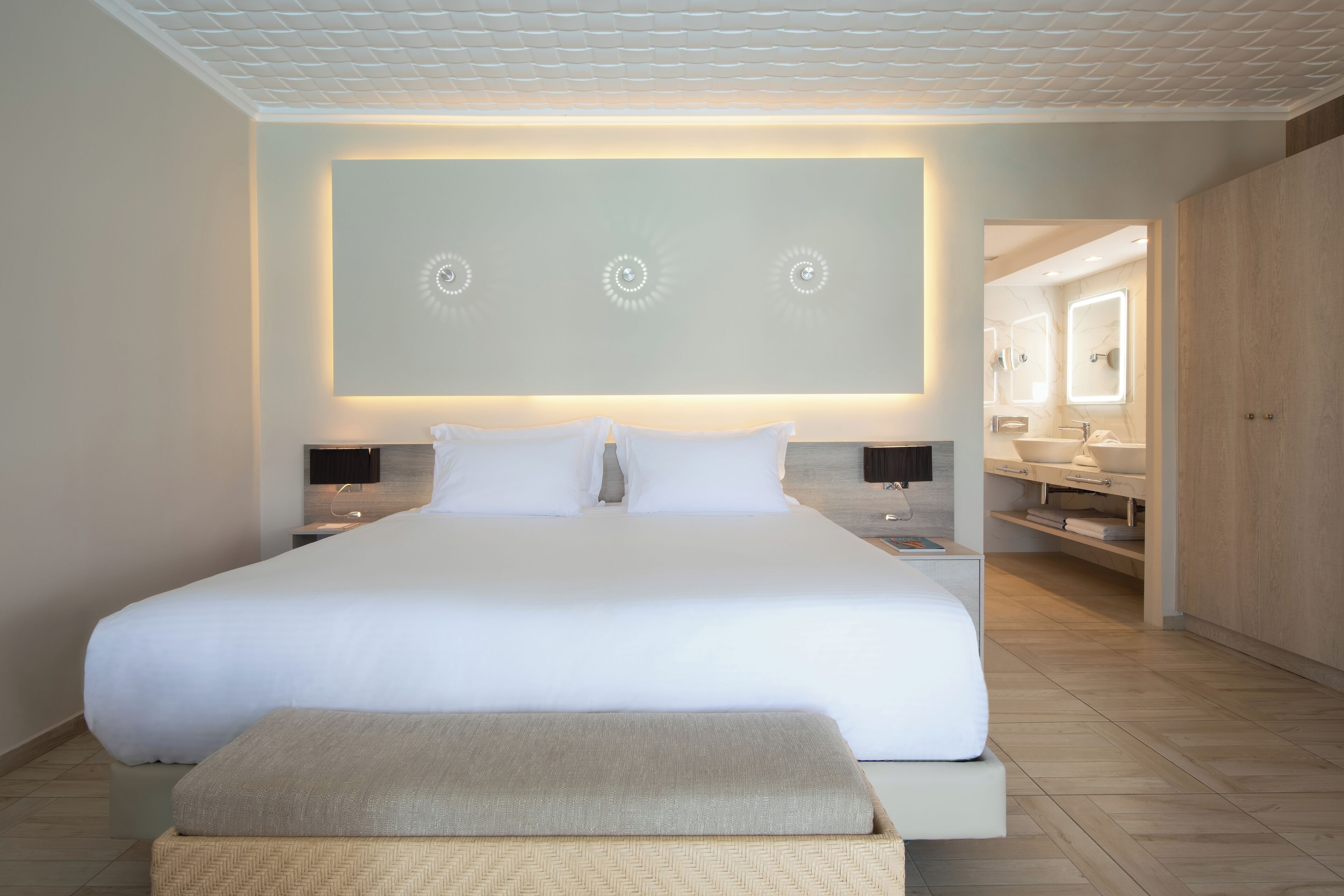 ambassador suite private pool | minibar, in-room safe, desk, free wifi