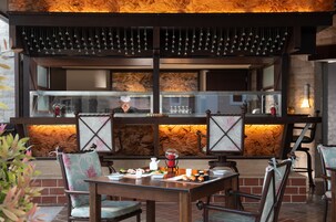 6 restaurants, breakfast, lunch, dinner served; Mediterranean cuisine 