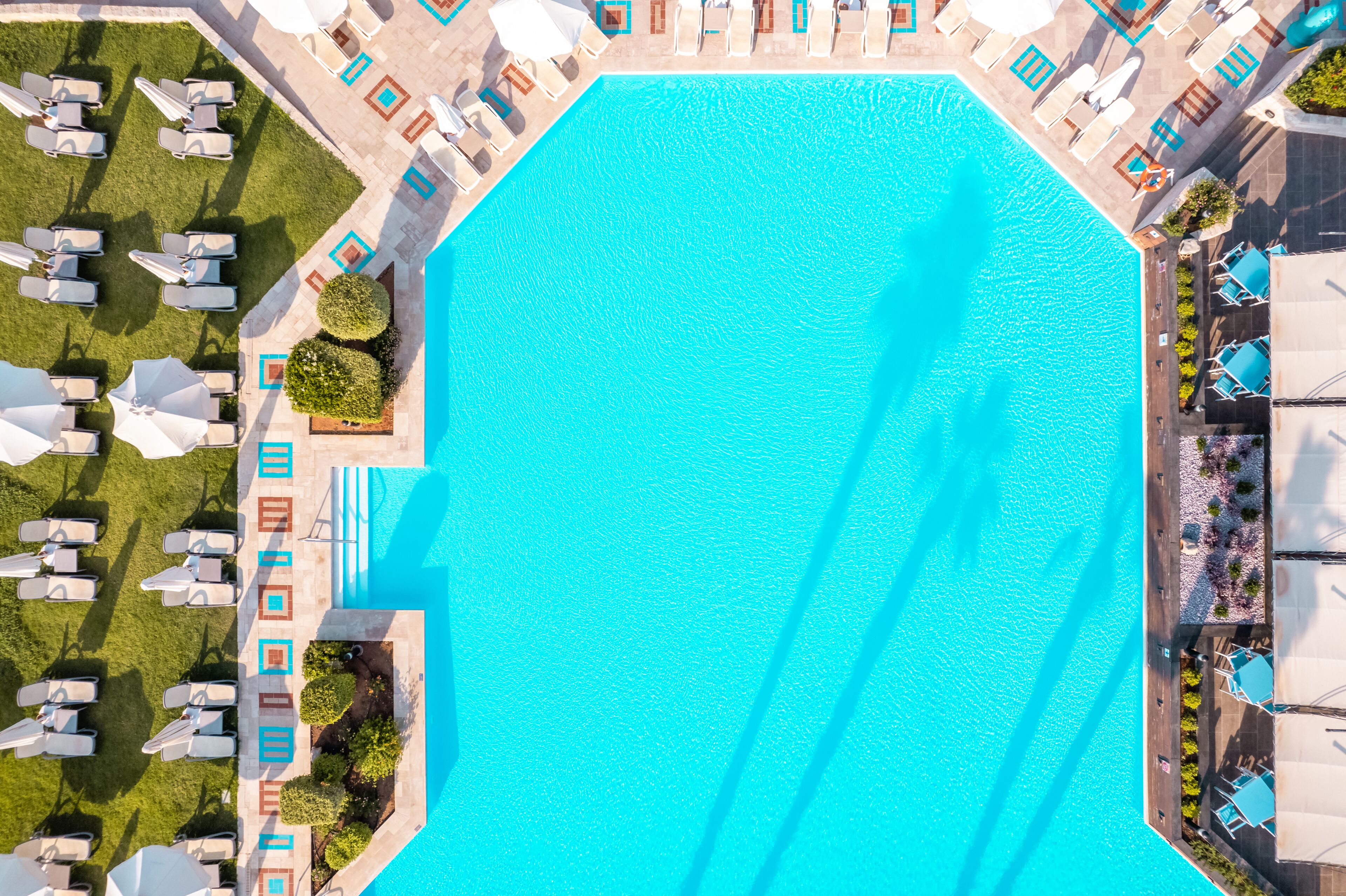 Innenpool, 2 Außenpools, Sonnenschirme, Liegestühle