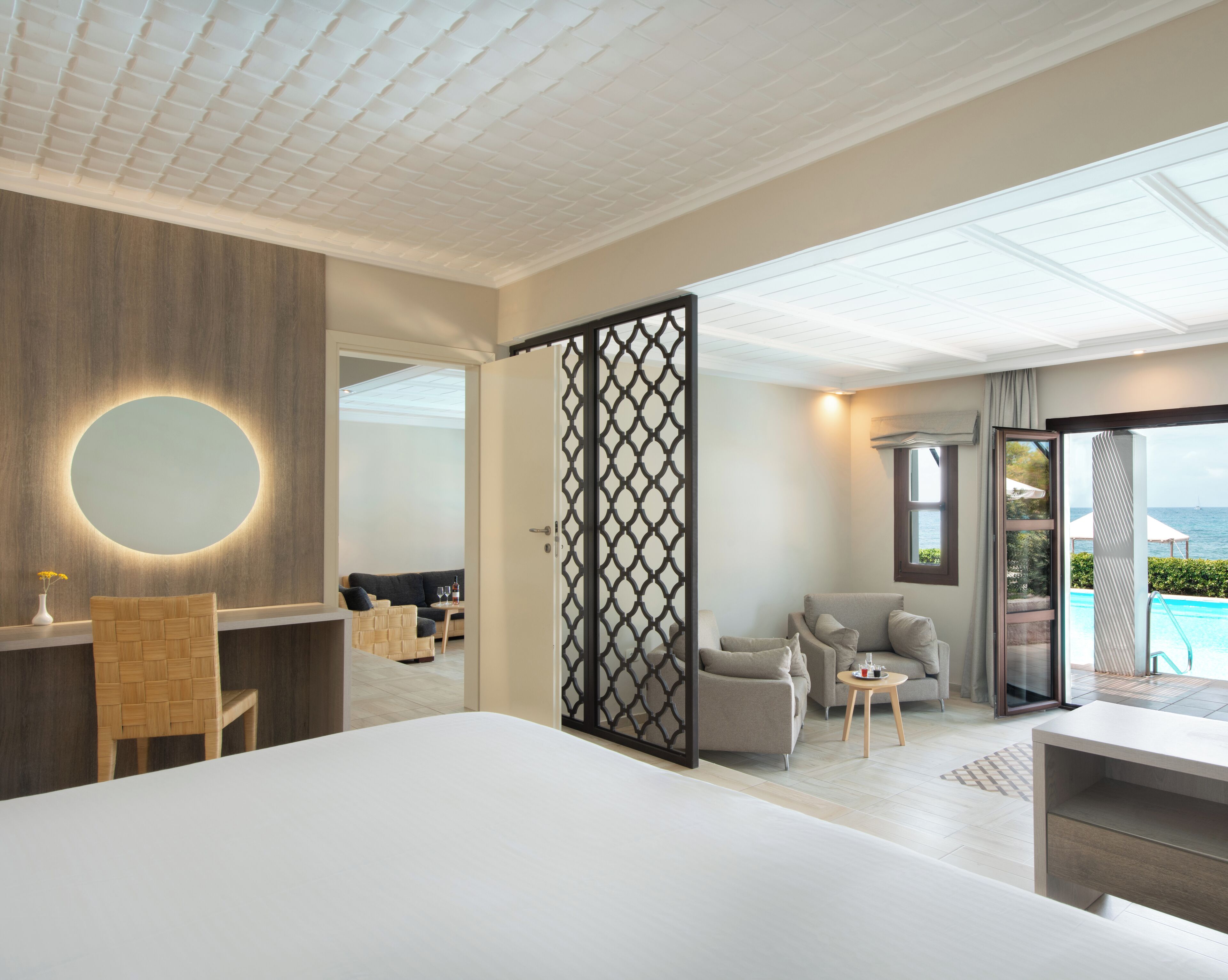 ambassador suite private pool | minibar, in-room safe, desk, free wifi