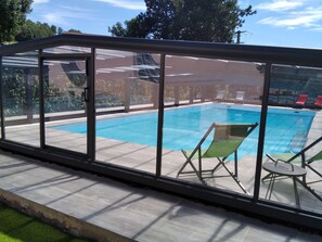 Sisäuima-allas, kauden mukainen ulkouima-allas, aurinkotuoleja