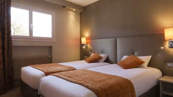 Peti besi dalam bilik, meja, langsir/tirai gelap terus, kalis bunyi