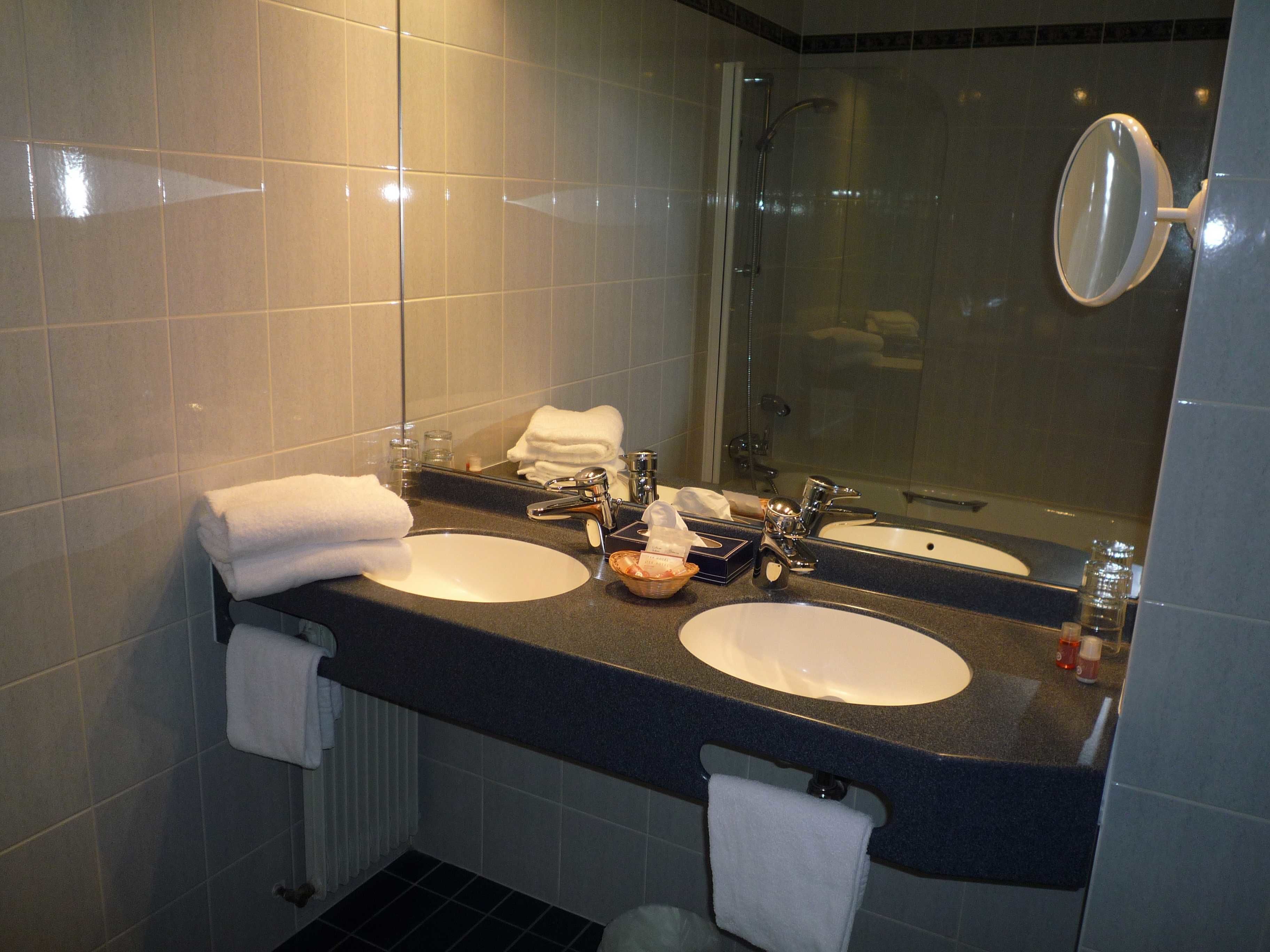 family room (5 persons) | bathroom | free toiletries, hair dryer, towels