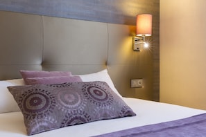 In-room safe, desk, blackout curtains, soundproofing - The Originals City, Hôtel du Mont Sion (Saint-Blaise)