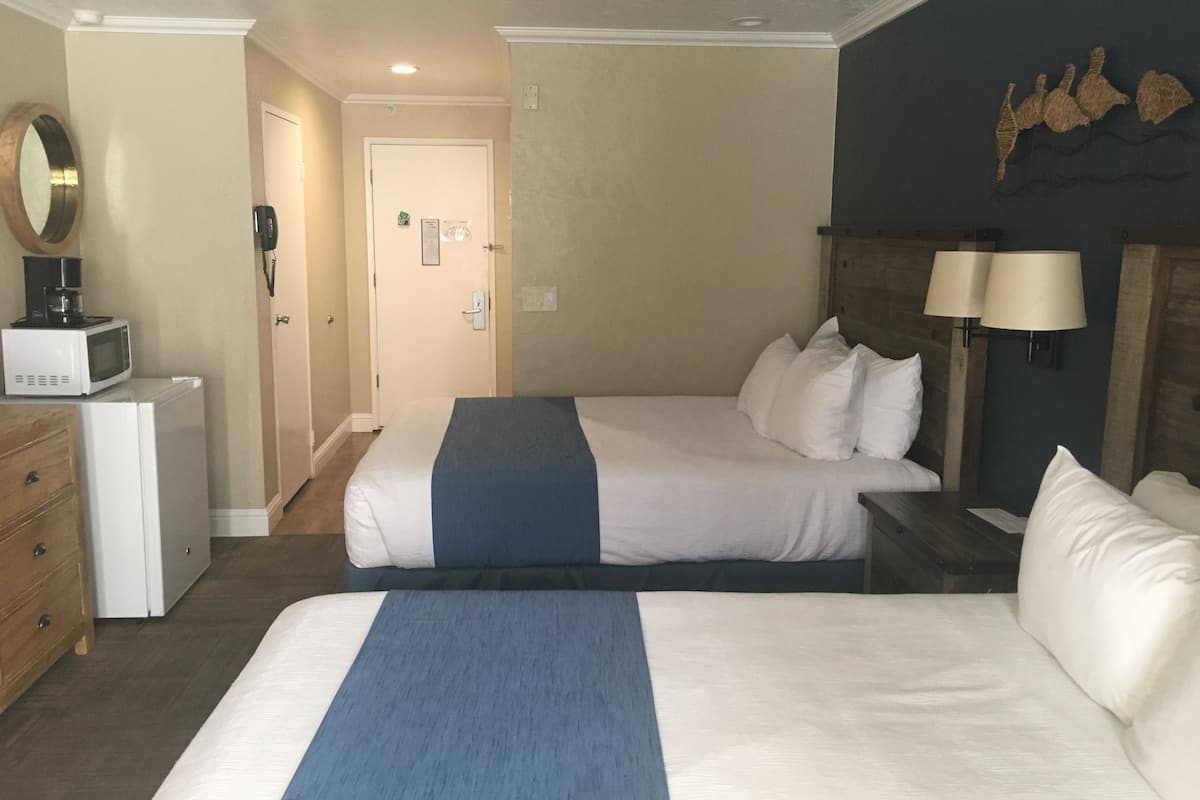 1 kamar tidur, tirai kedap cahaya, dan setrika/meja setrika