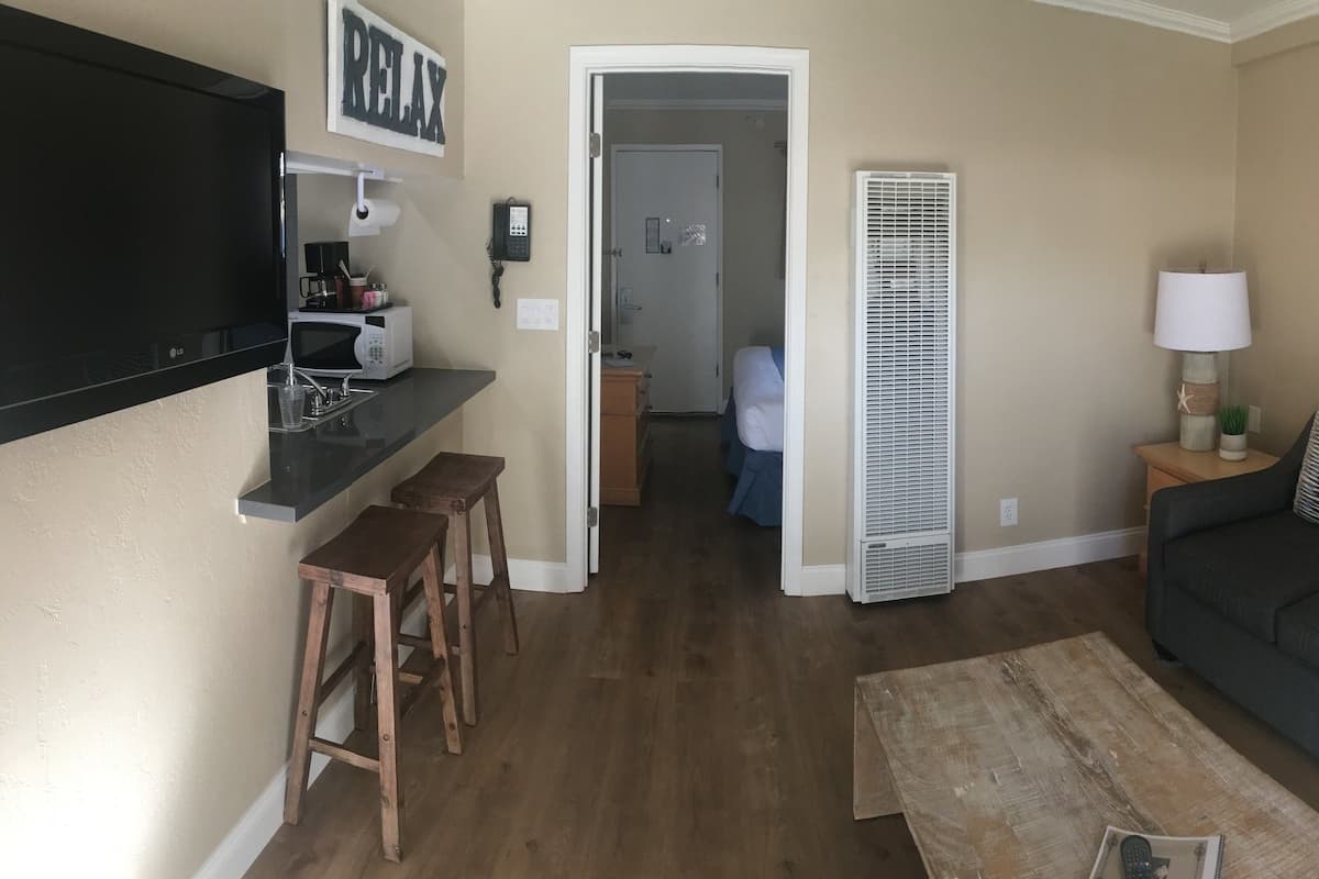 Kamar, 1 Tempat Tidur King dengan tempat tidur Sofa, dapur | Area keluarga | TV layar datar