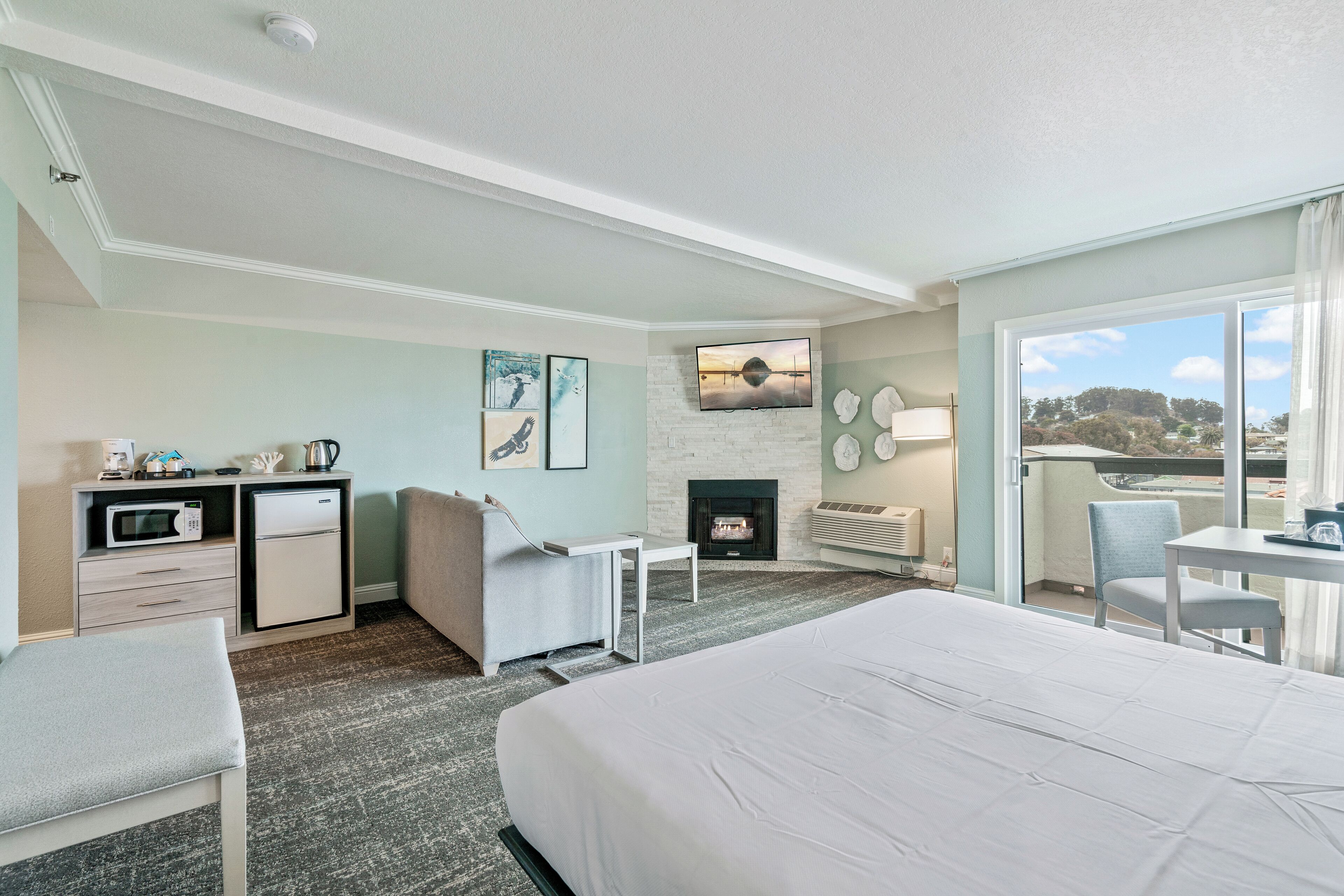 Standard Room, 1 King Bed, Balcony | Laptop workspace, blackout drapes, iron/ironing board, free WiFi