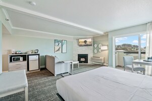 Espacio para trabajar con laptop y cortinas blackout 