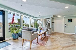 Coin salon dans le hall