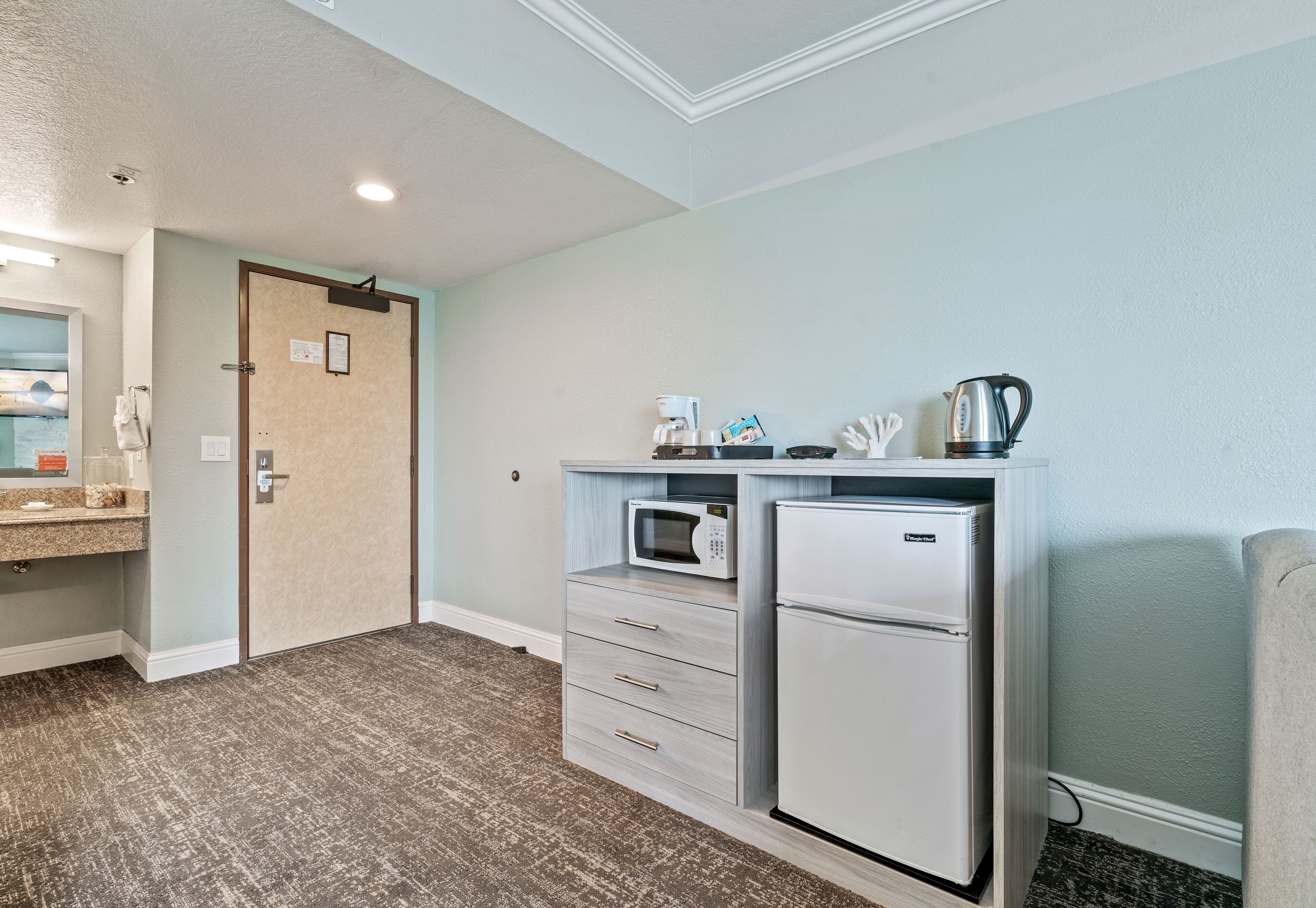 standard room, 1 king bed, balcony | laptop workspace, blackout curtains, iron/ironing board, free wifi