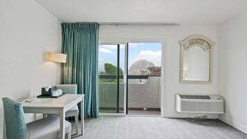 Chambre Standard, 2 grands lits, vue sur l’océan | Rideaux d’obscurcissement, fer et planche à repasser