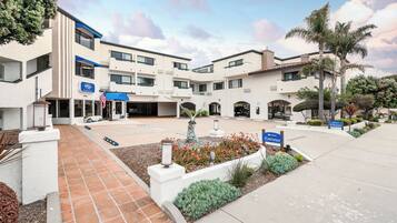 Vista frontal de la propiedad