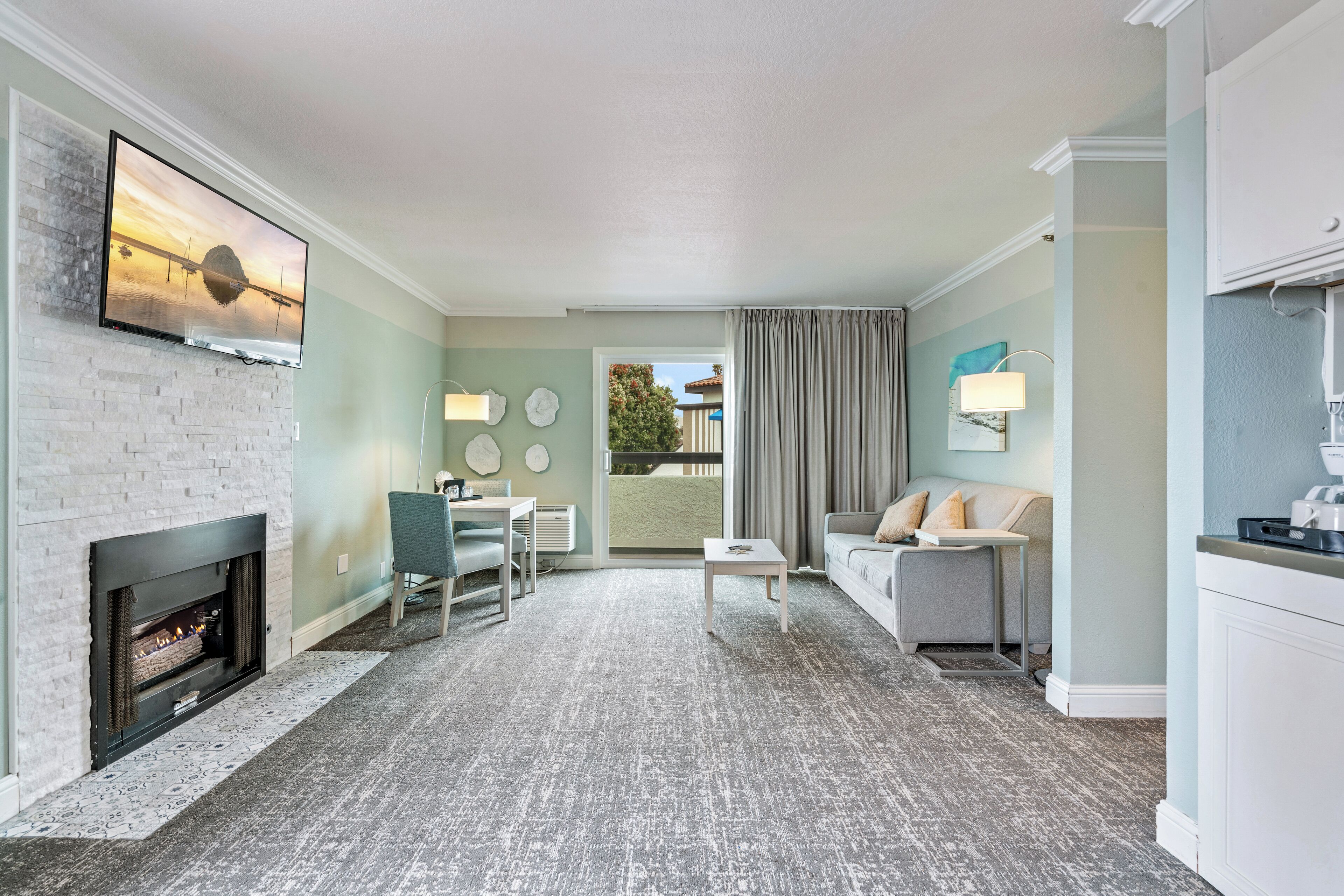 Standard Room, 1 King Bed, Balcony | Laptop workspace, blackout drapes, iron/ironing board, free WiFi