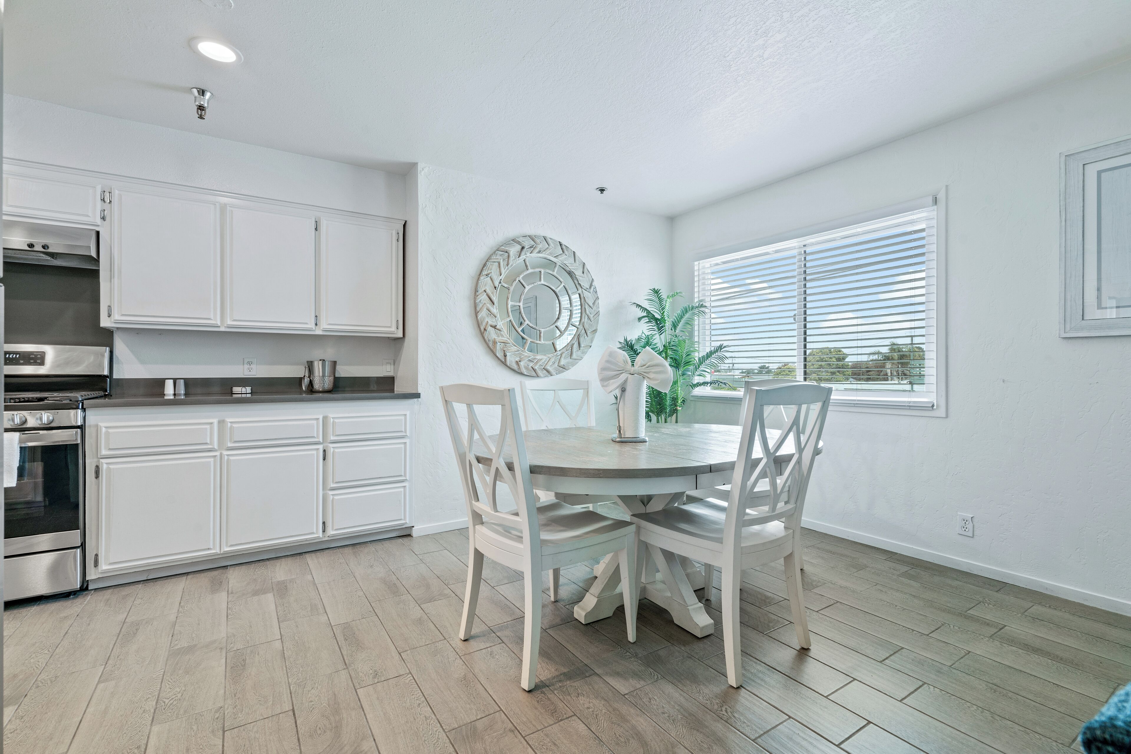 family room, 2 bedrooms, kitchen | private kitchen | microwave