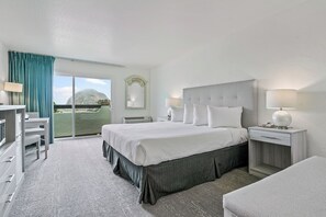 Blackout curtains, iron/ironing board, free WiFi, bed sheets - La Serena Inn (Morro Bay)