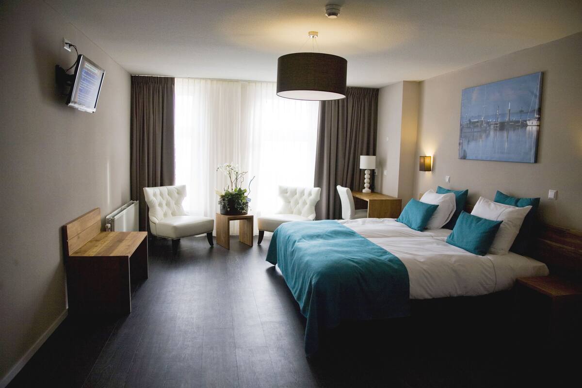 In-room safe, desk, free WiFi