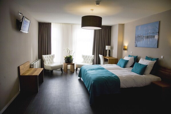 In-room safe, desk, free WiFi