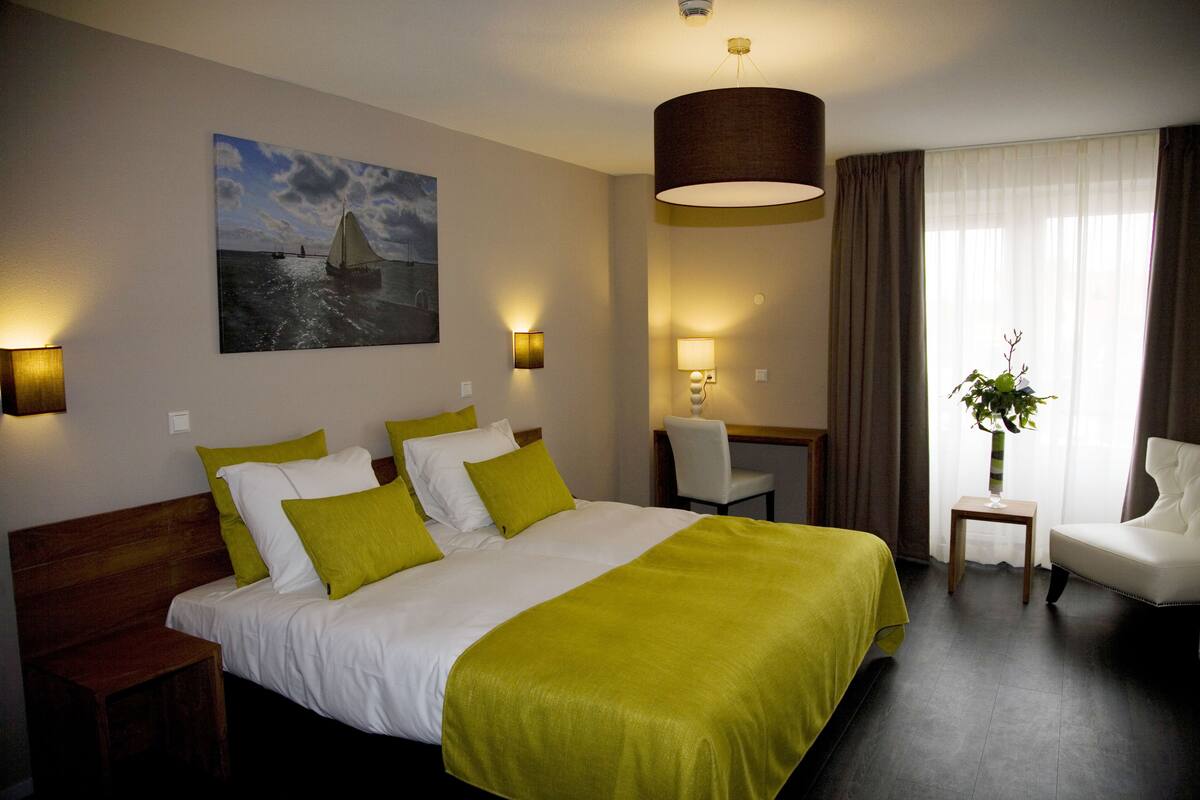 In-room safe, desk, free WiFi