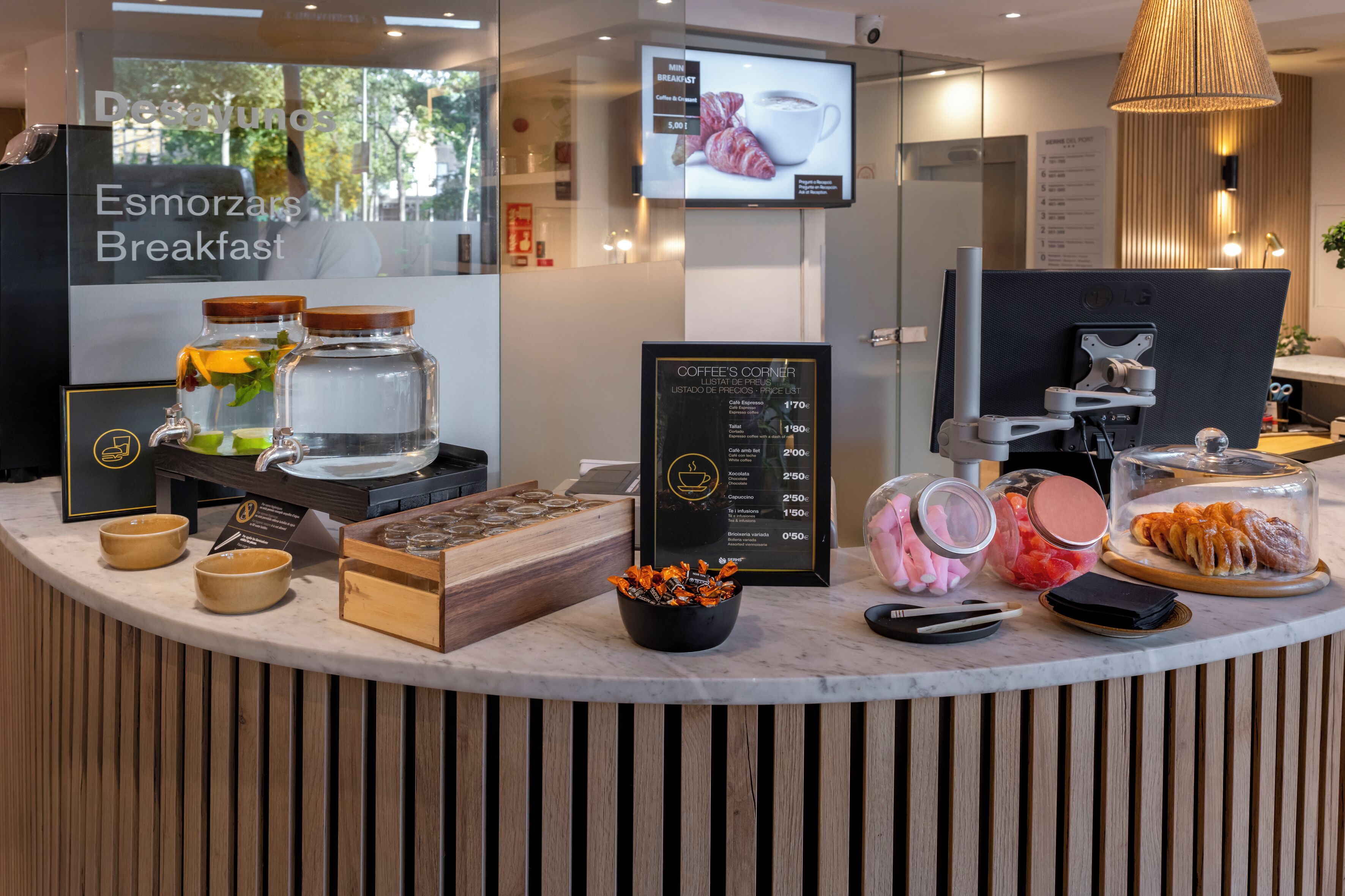 Bancada de café da manhã com máquina de café, potes e cardápio.