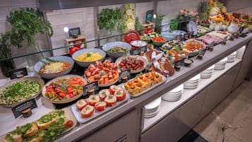 Frukostbuffé varje dag (EUR 16 per person)