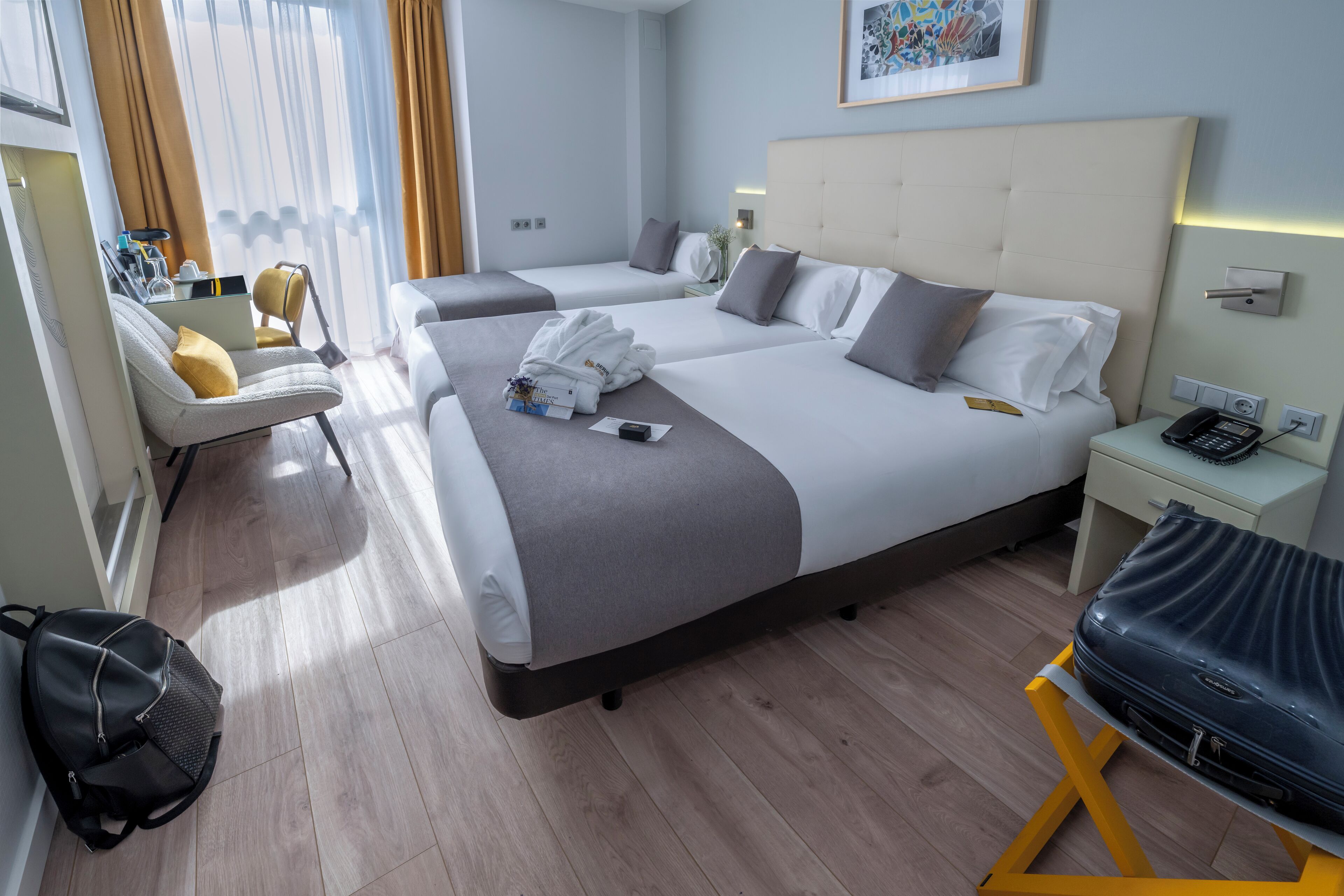 Comfort driepersoonskamer | Een kluis op de kamer, geluiddichte muren, gratis wifi, beddengoed