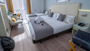 Comfort Triple Room | In-room safe, soundproofing, WiFi (free), bed sheets