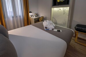 Yhden hengen comfort-huone, 1 parisänky | Tallelokero huoneessa, äänieristys, ilmainen Wi-Fi, vuodevaatteet