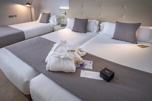 Quarto triplo conforto | Cofres nos quartos, quartos à prova de som, Wi-Fi de cortesia