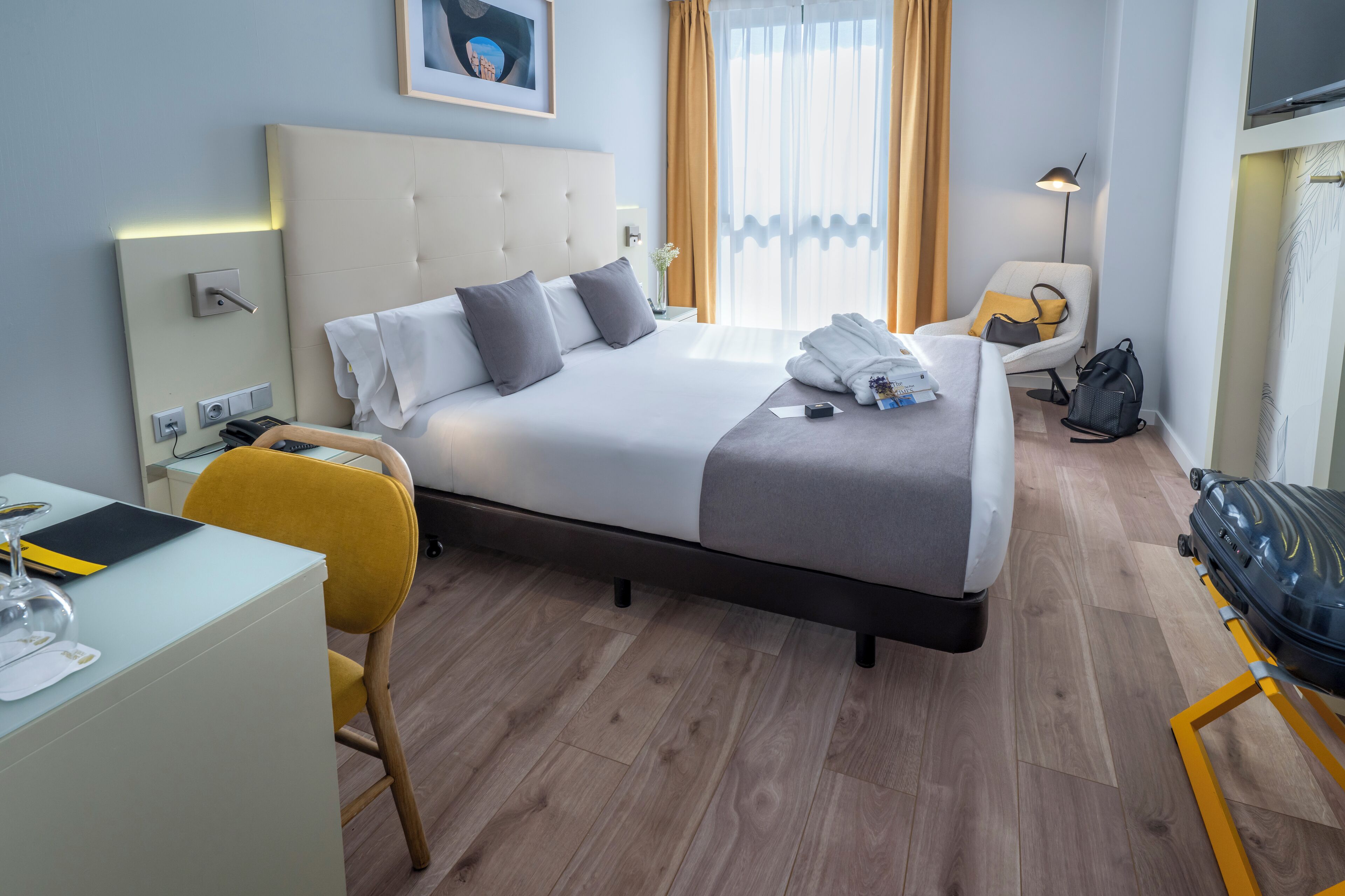 Comfort tweepersoonskamer, in toren | Een kluis op de kamer, geluiddichte muren, gratis wifi, beddengoed