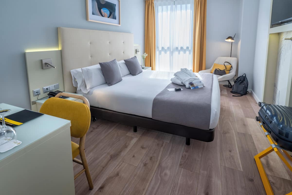 Comfort tweepersoonskamer, in toren | Een kluis op de kamer, geluiddichte muren, gratis wifi, beddengoed