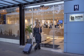 Property entrance - Hotel SERHS Del Port (Barcelona)