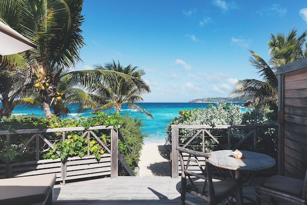 Junior suite (Beach Prestige) | Luxe beddengoed, een minibar, een kluis op de kamer, geluiddichte muren