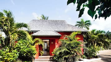 Premium bedding, minibar, in-room safe, soundproofing