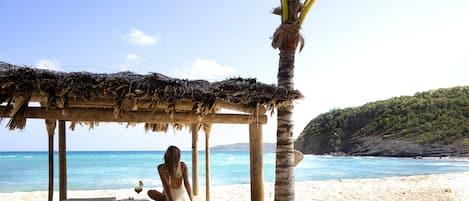 Ubicación a pie de playa, tumbonas, submarinismo y buceo con tubo