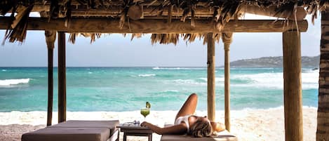 Am Strand, Liegestühle, Sporttauchen, Schnorcheln