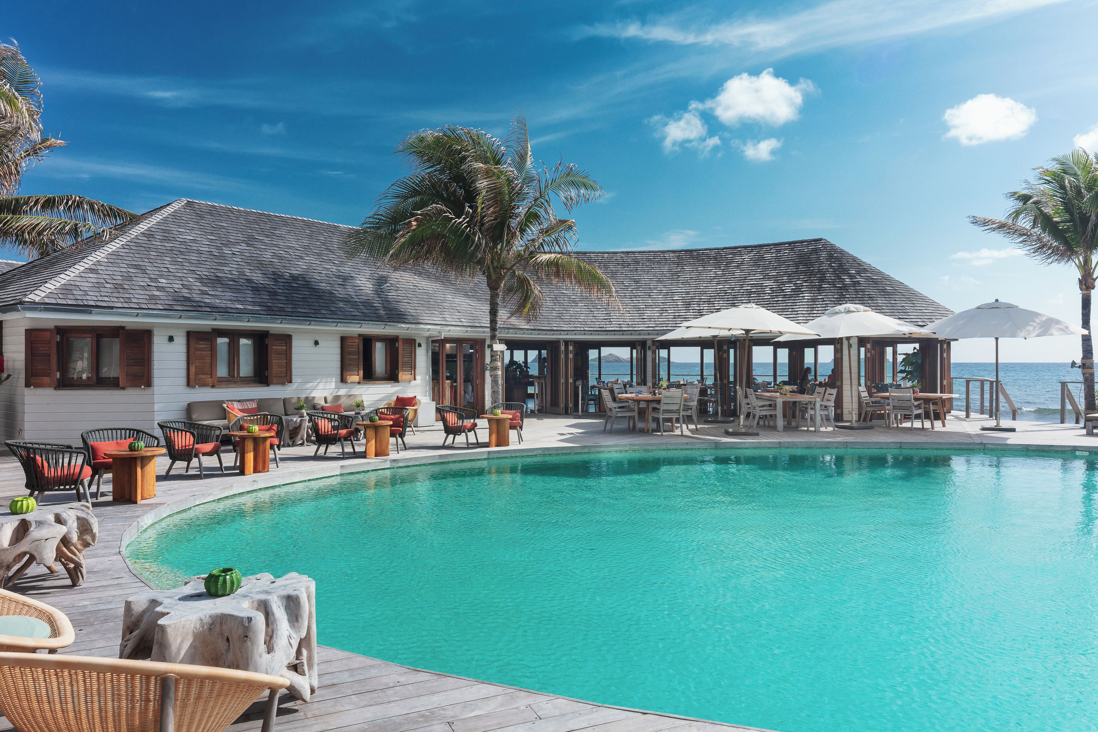 2 สระว่ายน้ำกลางแจ้ง, ร่มริมสระว่ายน้ำ, เก้าอี้อาบแดดริมสระ