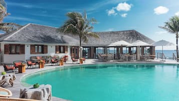 2 piscinas al aire libre, sombrillas, sillones reclinables de piscina