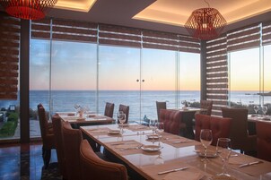 12 restaurantes; se sirve desayuno, almuerzo y cena; cocina mexicana