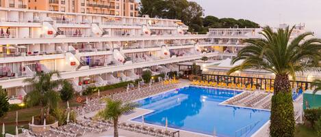 2 Außenpools, Sonnenschirme, Liegestühle