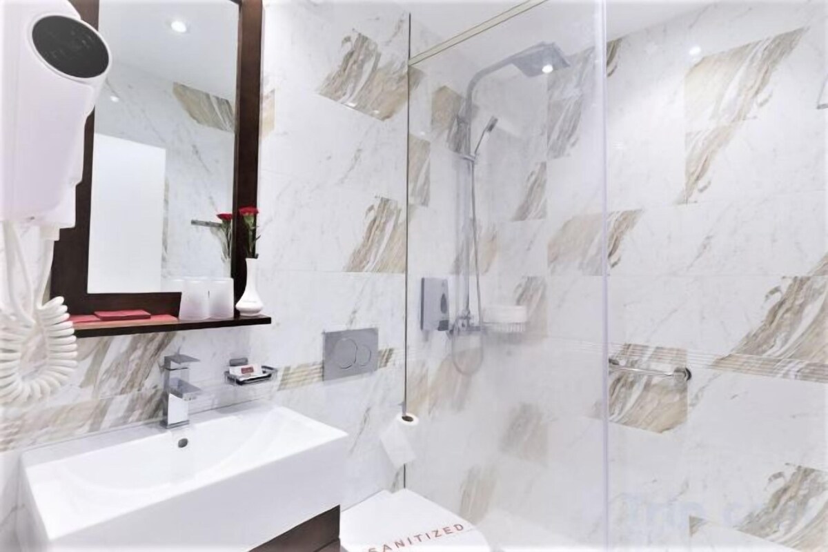 Articles de toilette gratuits, sèche-cheveux, serviettes fournies, savon