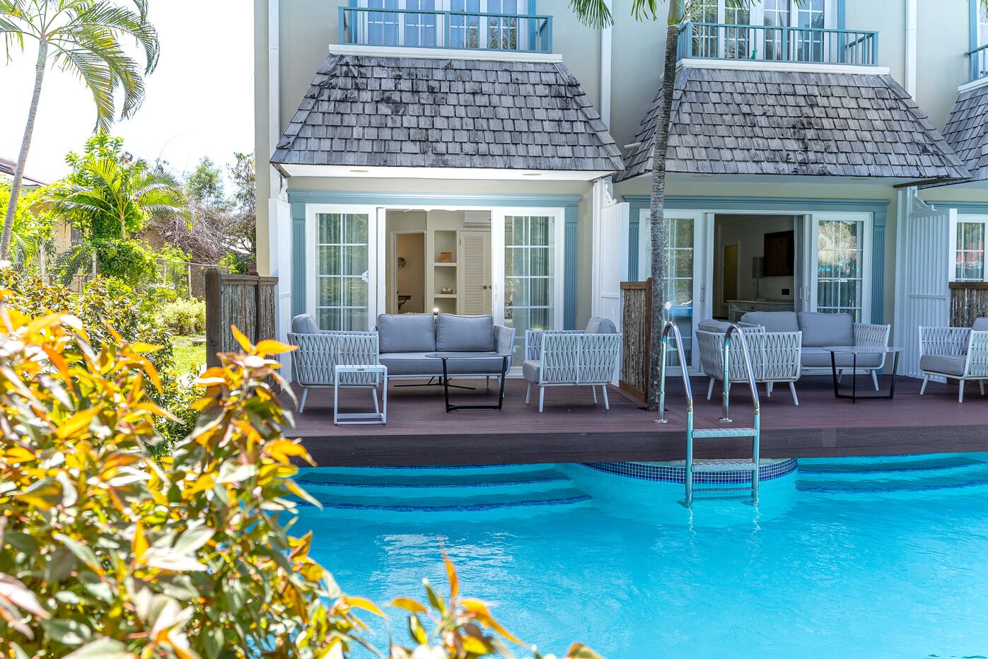 Luxe Swim Up Room | Premium bedding, in-room safe, desk, laptop workspace