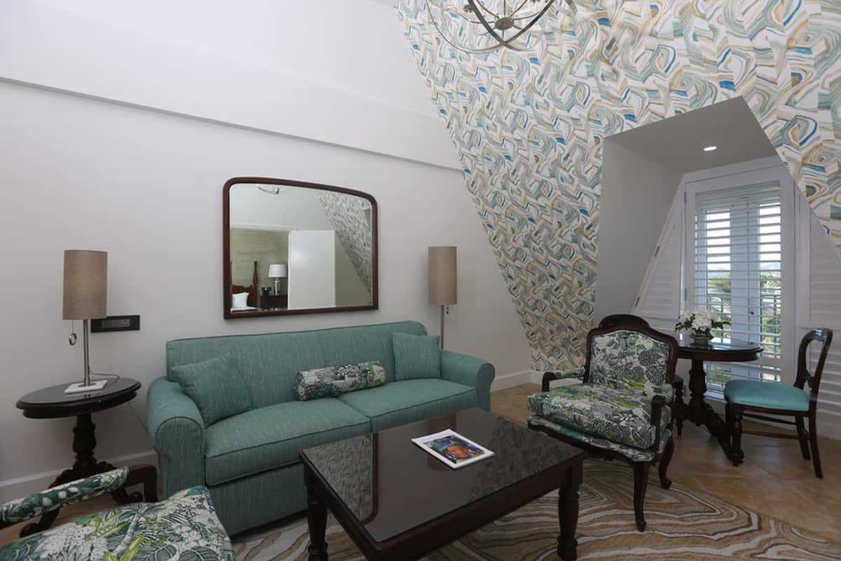 Kablolu TV kanalları bulunan 43 inç düz ekran televizyon, televizyon