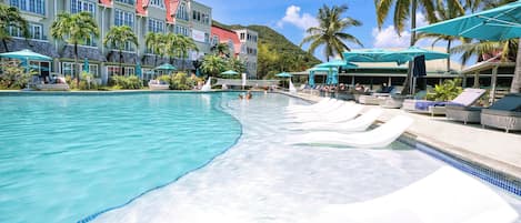 Piscina externa, funciona das 7h às 19h, guarda-sóis, espreguiçadeiras