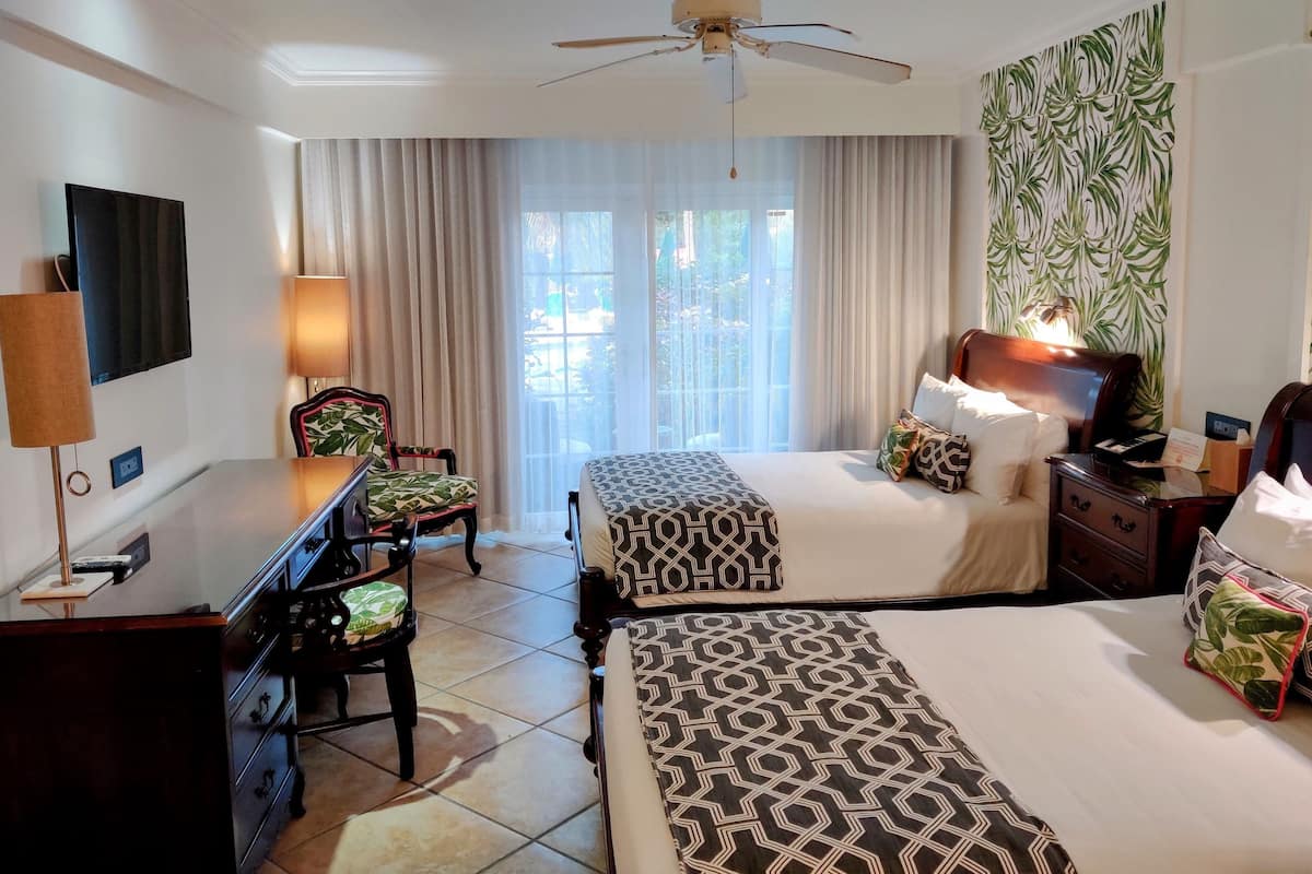 Standard Oda, Veranda, Havuz Manzaralı | Kaliteli yatak takımı, odada kasa, masa